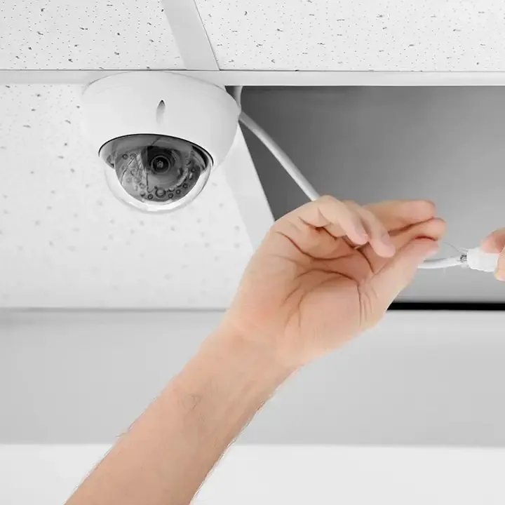 Монтаж купольной камеры видеонаблюдения на потолок торгового зала